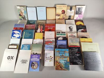 un grand nombre de livres posés sur une table