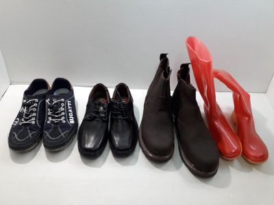 Plusieurs paires de chaussures sont alignées sur une surface blanche
