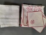 deux serviettes blanches et rouges ornées de broderies rouges