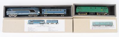 deux boîtes de petits trains posées l'une à côté de l'autre