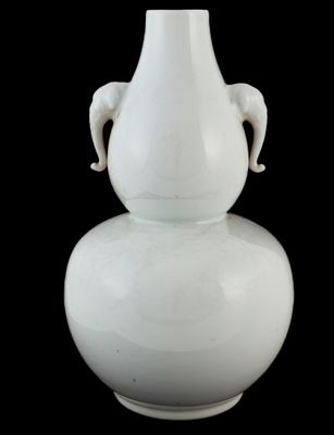 un vase blanc à deux anses sur fond noir