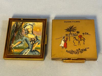 deux petites boîtes ornées de peintures, posées sur une table