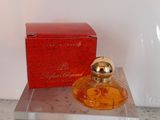 un petit flacon de parfum posé sur une petite table