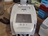 une petite machine posée sur le sol à côté d'une autre machine