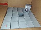 une boîte en carton contenant tout un tas d'appareils électroniques