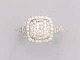 une bague en or blanc et diamants