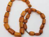 deux perles de verre orange sur un fond blanc