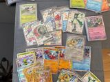 beaucoup de cartes Pokémon posées sur une table