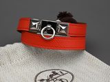 collier pour chien en cuir avec des clous argentés et un col en cuir rouge
