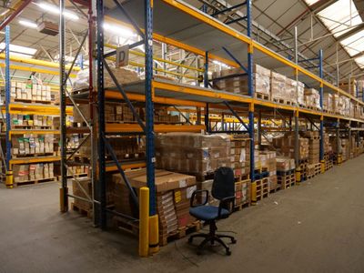 UN Ensemble DE Racks Lourds Sur 4 Rangees Comprenant 47 Eche…