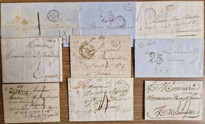 plusieurs lettres anciennes sont posées sur une table avec un stylo et de l'encre