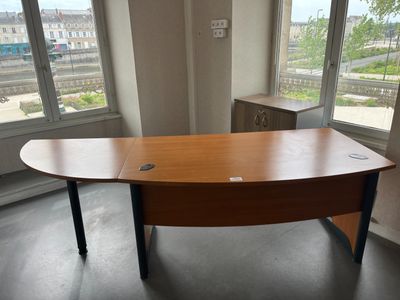 Bureau en mélmainé, armoire basse en mélaminé, 2 tables bass…
