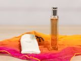 un flacon de parfum et une serviette posés sur une table