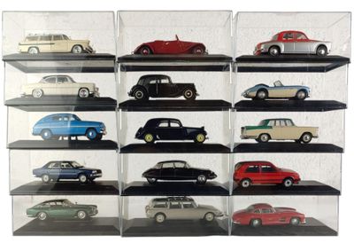 une vitrine contenant de nombreuses maquettes de voitures différentes