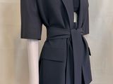 une photo d'une robe et d'une veste pour femme présentées sur un mannequin