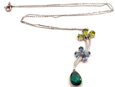 collier en argent orné de fleurs vertes et bleues et d'un pendentif en forme de larme
