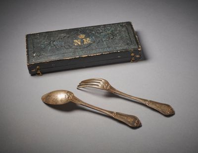 deux cuillères et une fourchette posées à côté d'une boîte