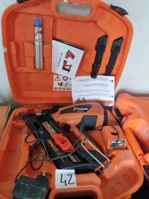 une trousse à outils dans la mallette orange posée sur la table