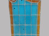 une photo d'un miroir orné de carreaux bleus et orange