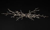 Grand plafonnier en métal laqué blanc à décor de branches fe…