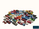 un grand nombre de voitures-jouets sur une surface blanche