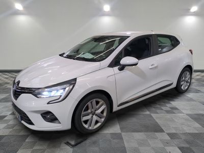 la voiture blanche est garée sur un carrelage à carreaux