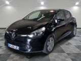la voiture noire est garée sur un sol en damier dans le garage