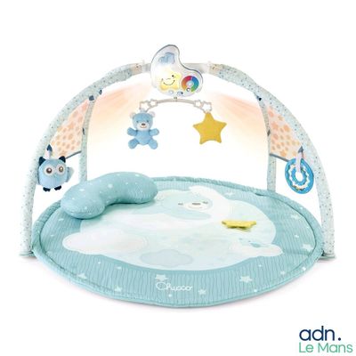 un tapis de jeu pour bébé orné d'un ours en peluche