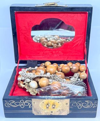 Un coffret de style asiatique en bois et nacre comprenant un…