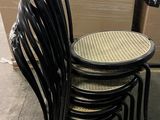 quatre chaises placées les unes à côté des autres sur le trottoir
