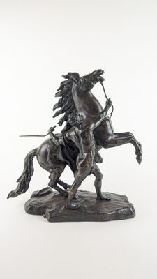 statue représentant un homme à cheval, muni d'un arc et de flèches