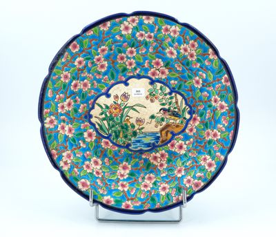l'image d'une assiette décorative ornée de fleurs