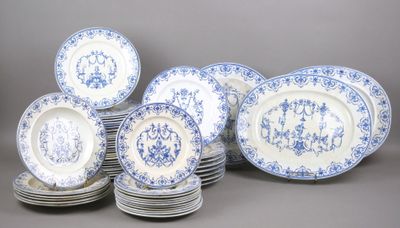 une pile d'assiettes bleues et blanches empilées les unes sur les autres