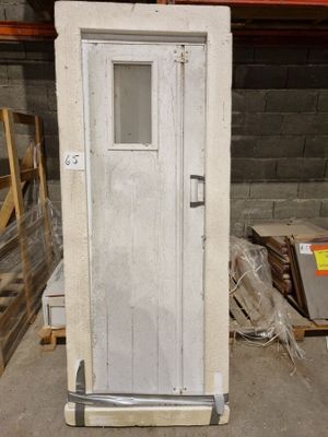 une porte blanche au milieu d'une pièce