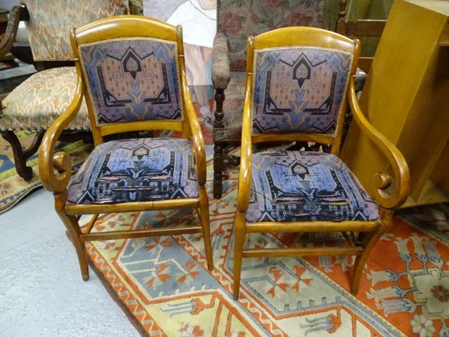 Paire de fauteuils à crosse garni (un dossier à refaire)