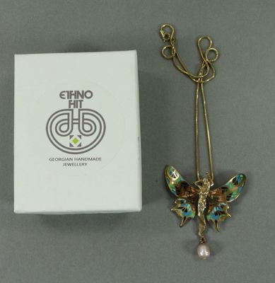 une paire de ciseaux posée à côté d'une boîte à bijoux