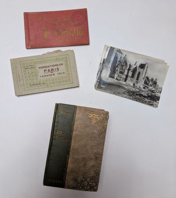 Plusieurs vieux livres sont posés sur une surface blanche