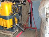 une machine posée sur une palette dans un garage