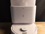 des toilettes blanches posées sur une table en bois