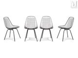 trois chaises noires placées les unes à côté des autres sur une surface blanche