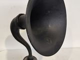 un vieux gramophone noir posé sur une surface blanche