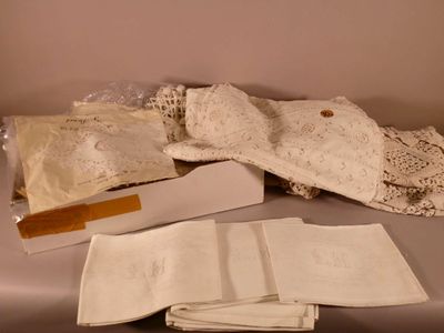 une table sur laquelle se trouvent un livre, des serviettes et d'autres objets