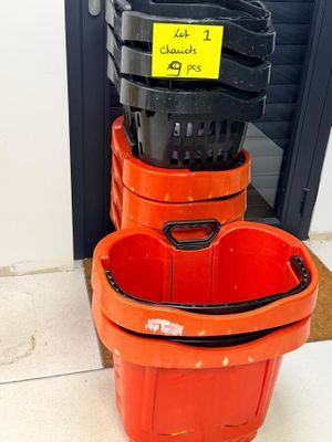 trois seaux empilés les uns sur les autres par terre