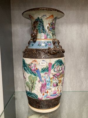 un vase posé sur une étagère en verre