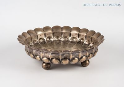 une image représentant une assiette en argent ornée d'un motif décoratif