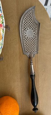 Pelle à poisson en argent (925‰) à décor grillagé, le manche…