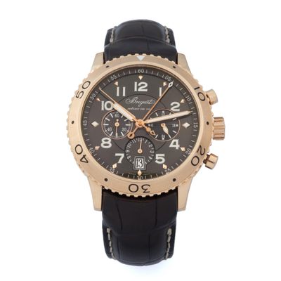 gros plan d'une montre sur fond blanc