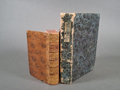 deux livres posés côte à côte sur une table