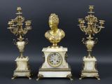 trois types d'horloges différents exposés sur un fond noir