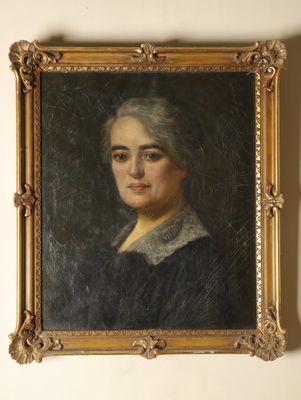 portrait d'une femme en robe noire dans un cadre doré